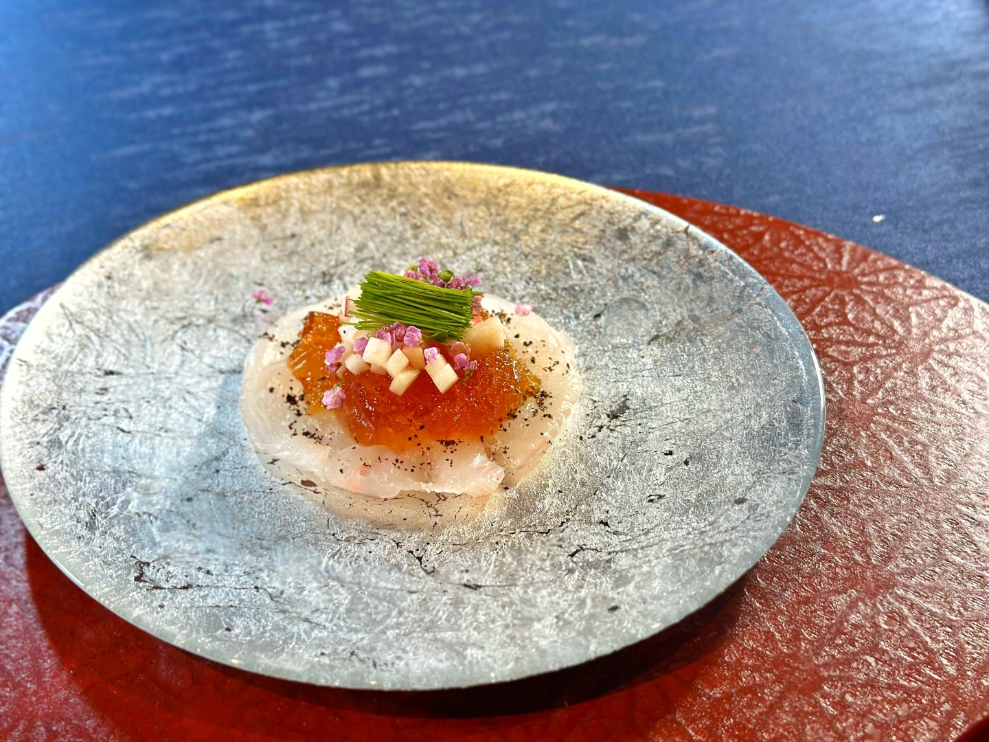 主廚透過夏季肥美的「白身魚」為載體,包覆台灣馬告、醋凍、水蜜桃丁等食材。劉沛妘攝