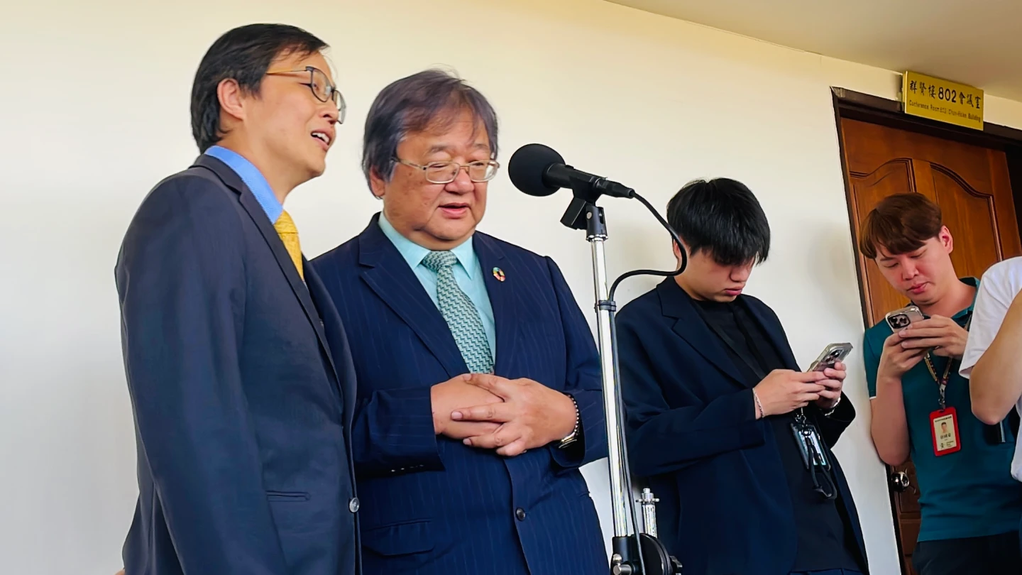 針對署內公務員翻拍公文事件,食藥署長姜至剛(左)今致歉,並已將該員記過調離現職。賴昀岫攝