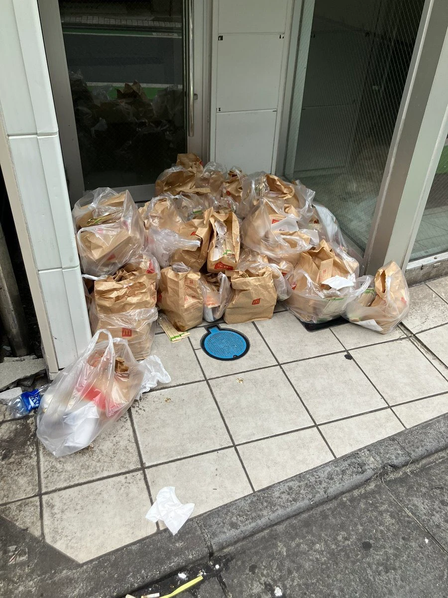 日本網友目擊大量快樂兒童餐被棄置在麥當勞門外。取自X@But_Darth_Vader