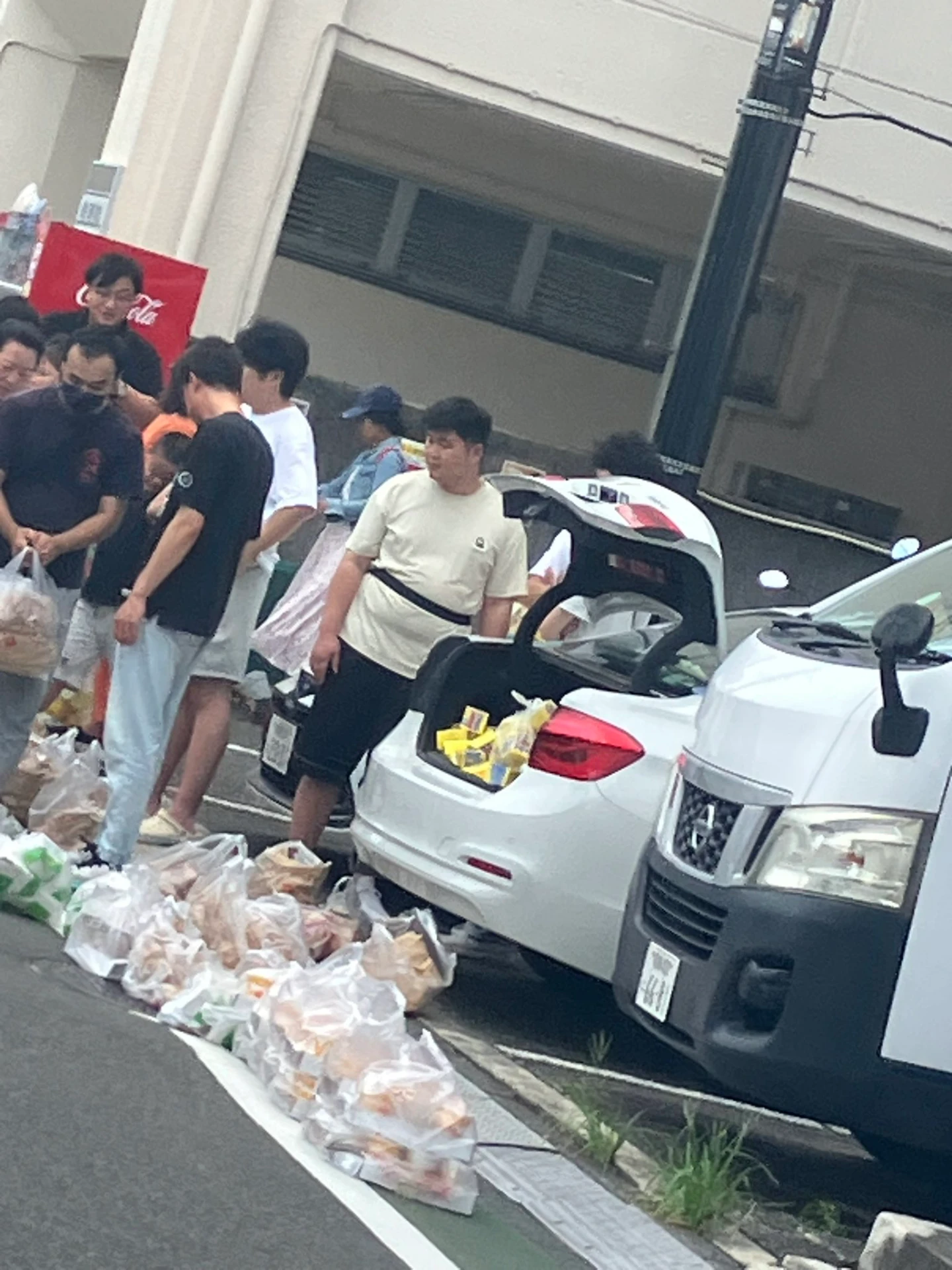 日本網友目睹多名中國人買了大量的快樂兒童餐,到停車場交給黃牛。取自X@Masaya_drum