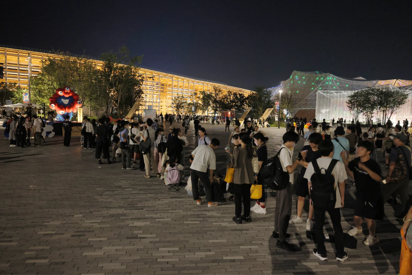 旅客8月13日在大阪世博過夜。法新社