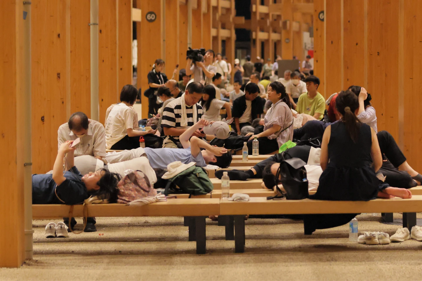 大阪地鐵設備8月13日晚間發生設備故障,估計有3萬名遊客被困在大阪世博會場過夜。法新社