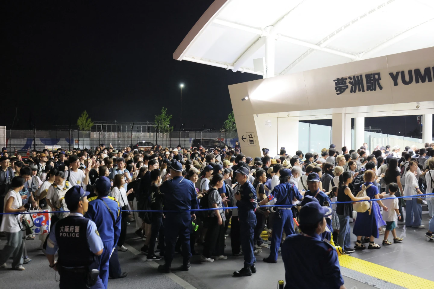 距離世博會場最近的夢洲站,8月13日晚間停駛,大批旅客滯留。法新社