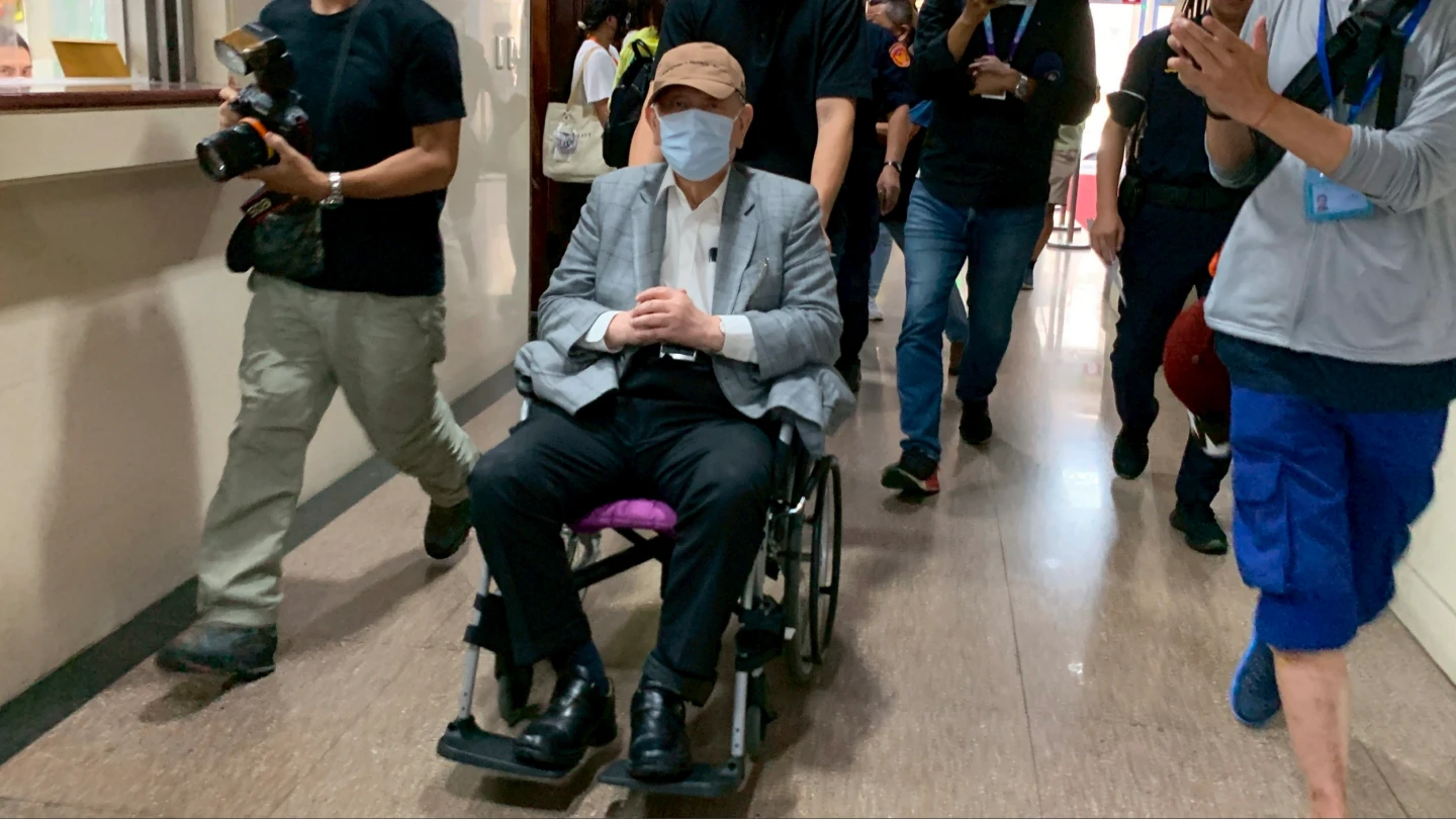 沈慶京今到北院出庭,左腳露出電子腳鐶。