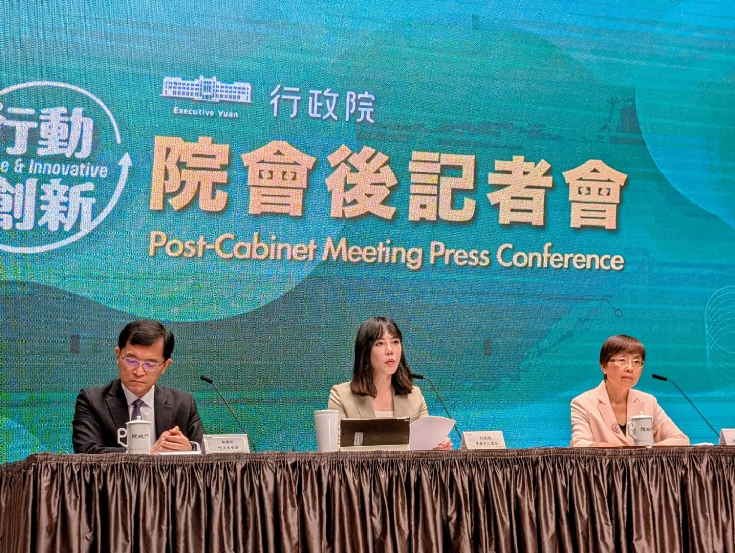 行政院發言人李慧芝(中)於記者會上轉述閣揆卓榮泰裁示。