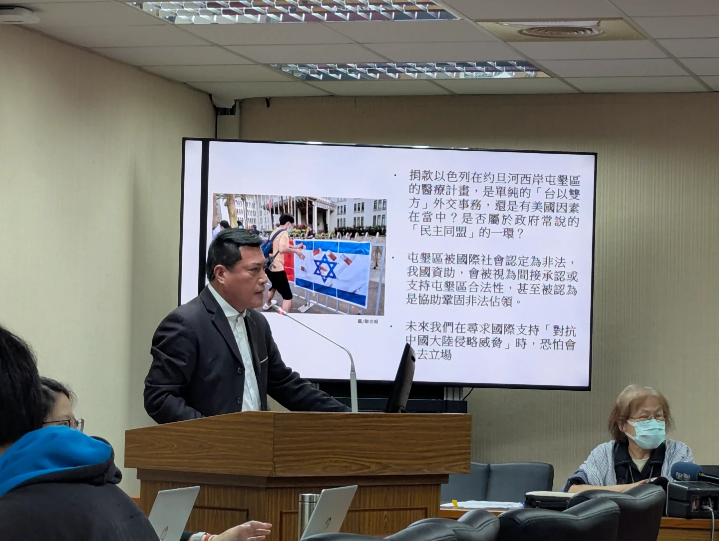 藍委黃仁今拍桌飆罵經濟部官員「混蛋」。蘇柏銓攝