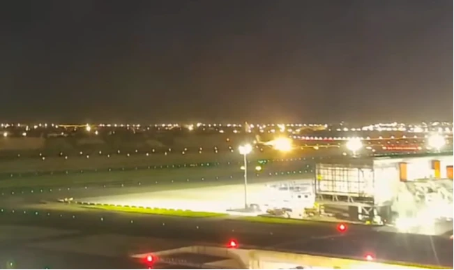 UPS貨機降落疑似觸地竄出火花。翻攝自「高雄機場航空器資訊交流」臉書