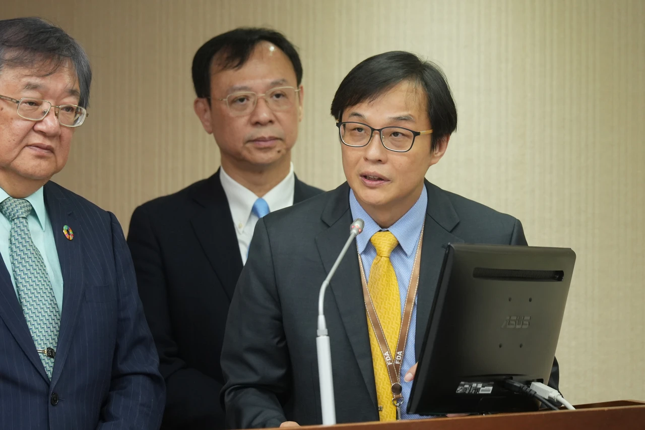 食藥署署長姜至剛(右)指出,去年有600多萬國人赴日旅遊,是台灣旅遊觀光人數之冠,顯示台灣民眾對日本食品不陌生。李柏毅攝