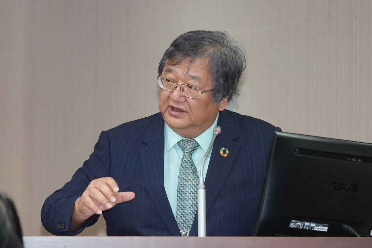 針對連番被砲轟的「醫事人員性別事件資訊專區」,邱泰源允諾半年內補破網、研議涉案醫師在調查期間即可停職規定。李柏毅攝