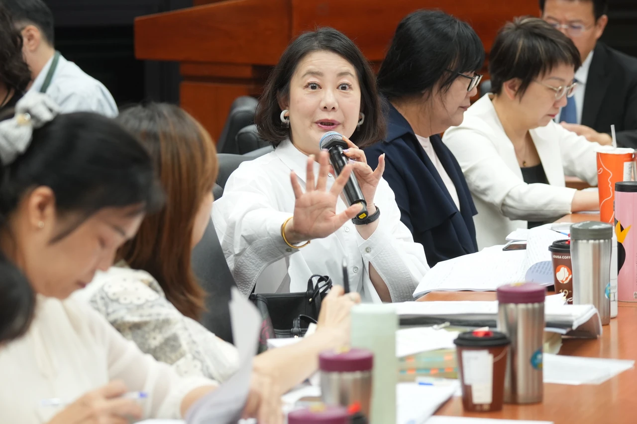 吳思瑤強調,18歲公民權應該用修憲處理。李柏毅攝