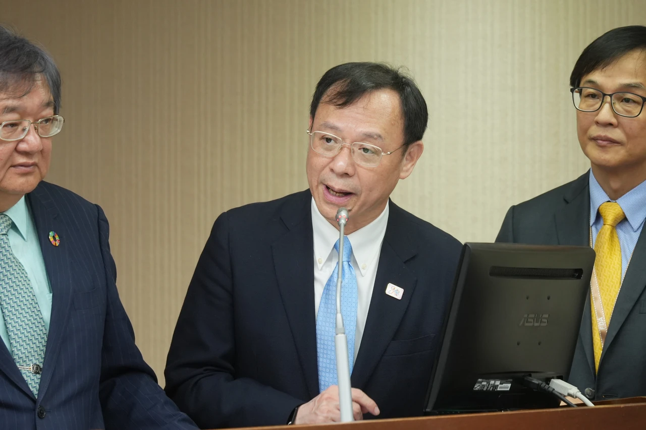 衛福部長邱泰源確定下台,由健保署署長石崇良(中)接任。李柏毅攝