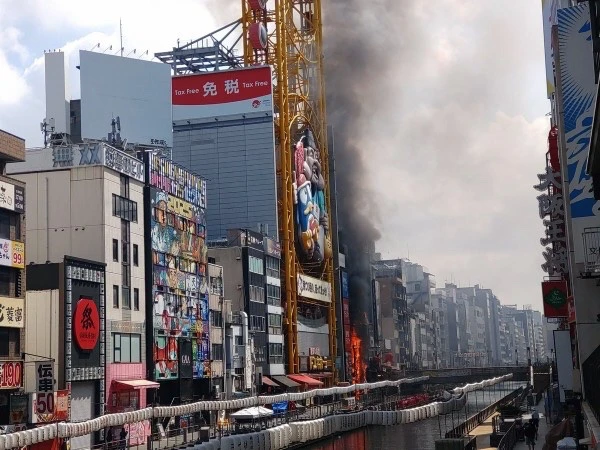 日本大阪道頓堀一棟建物8月18日上午發生火警。取自災害火災画像速報ニュース2的X平台/@Gt8VUlzRG7buafO