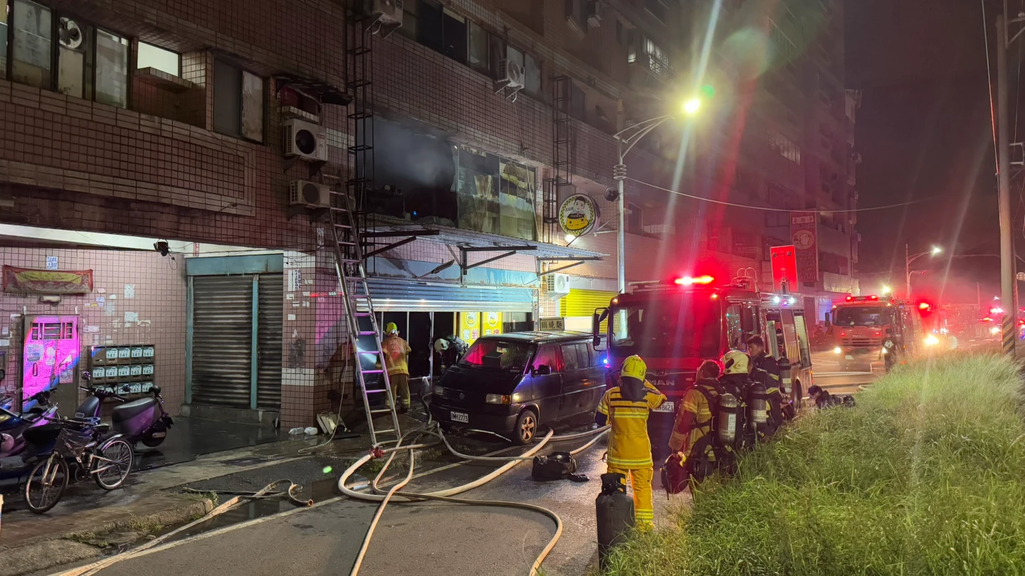 消防人員進入火場查看,在2樓發現王姓屋主38歲的兒子以及越南籍一男一女租客已成焦屍。讀者提供