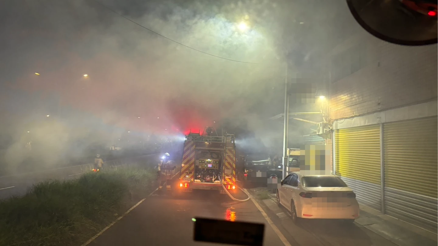 高雄市林園區中門路一棟10樓華廈,今天清晨4時許驚傳火警,現場冒出大量濃煙。讀者提供