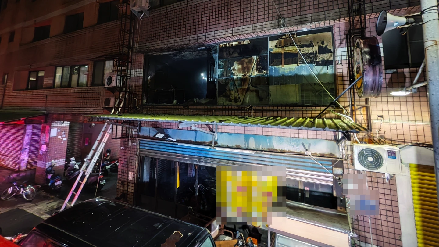 高雄市林園區中門路一棟10樓華廈,今天清晨4時許驚傳火警。讀者提供