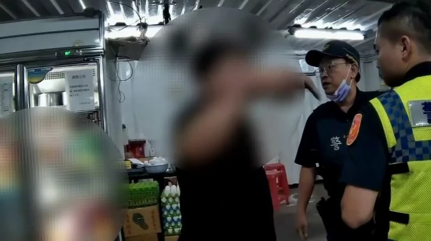 男子一度拒檢與警爆發口角。翻攝畫面