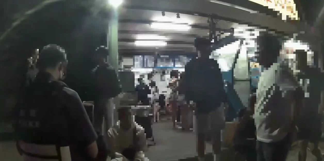 新北泰山一間小吃攤前,今天凌晨聚集30多輛機車,警欲盤查身分,有車友一度拒檢與警爆發口角。翻攝畫面