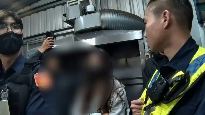 男子持手機狂閃燈,意圖影響警方盤查。翻攝畫面