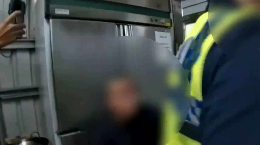 警方逐一盤查車友身分。翻攝畫面