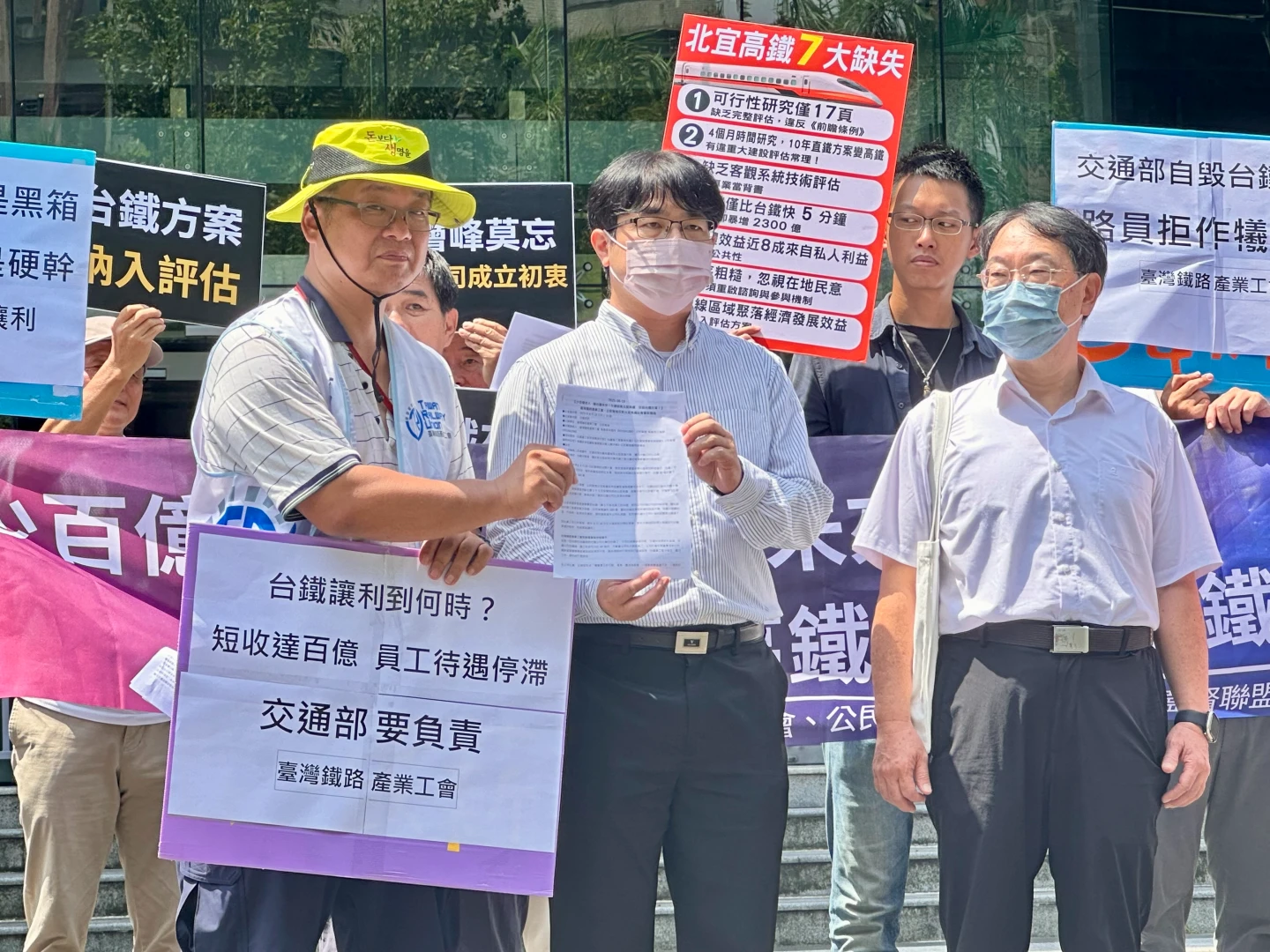 交通部路政司科長黎俊彬(中)、鐵道局科長邱榮昌(右)。陳怡文攝