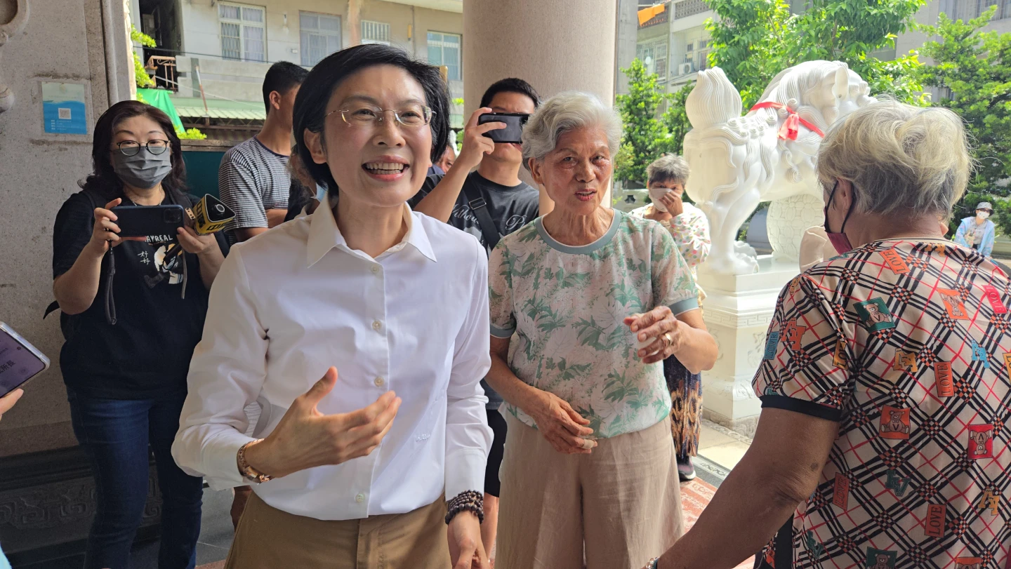 林岱樺與母親今天上午一起來到鳳山天公廟祈福。王勇超攝