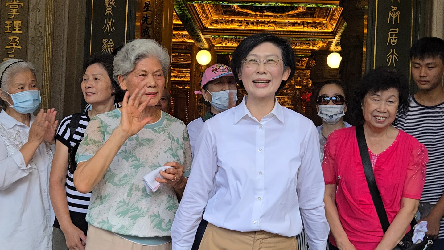 林岱樺與母親今天上午在鳳山天公廟上香祈福後,來到寺廟一樓接受媒體採訪。王勇超攝影