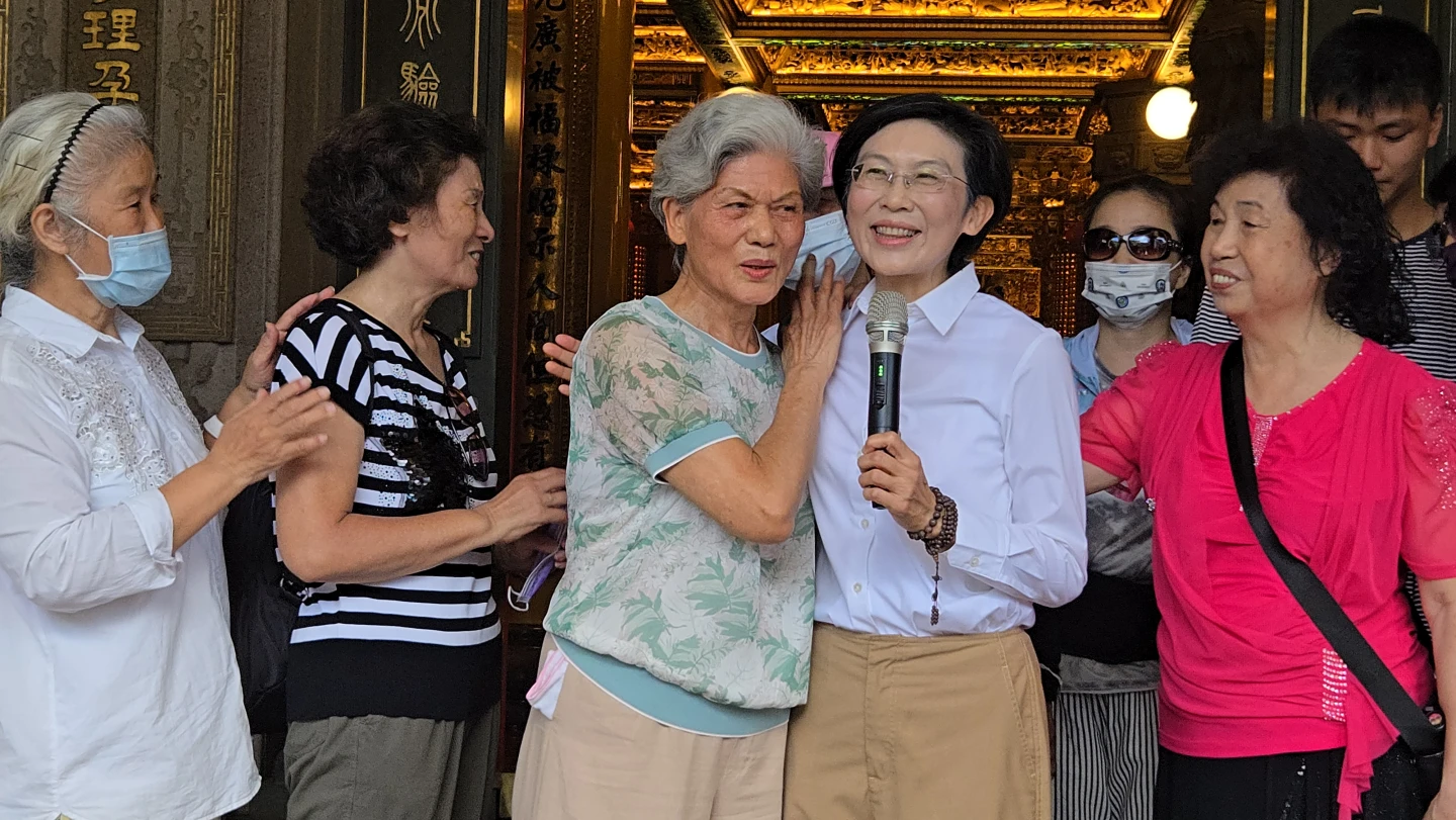 林岱樺與母親相擁。王勇超攝