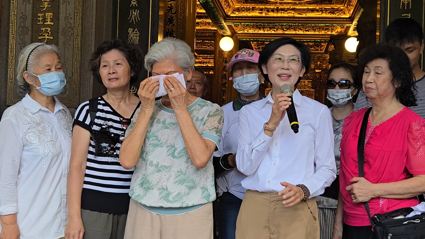林岱樺與高齡近80歲的母親今天上午,前往鳳山天公廟上香祈福,林母在林岱樺發表談話時,一度拿手帕拭淚。王勇超攝