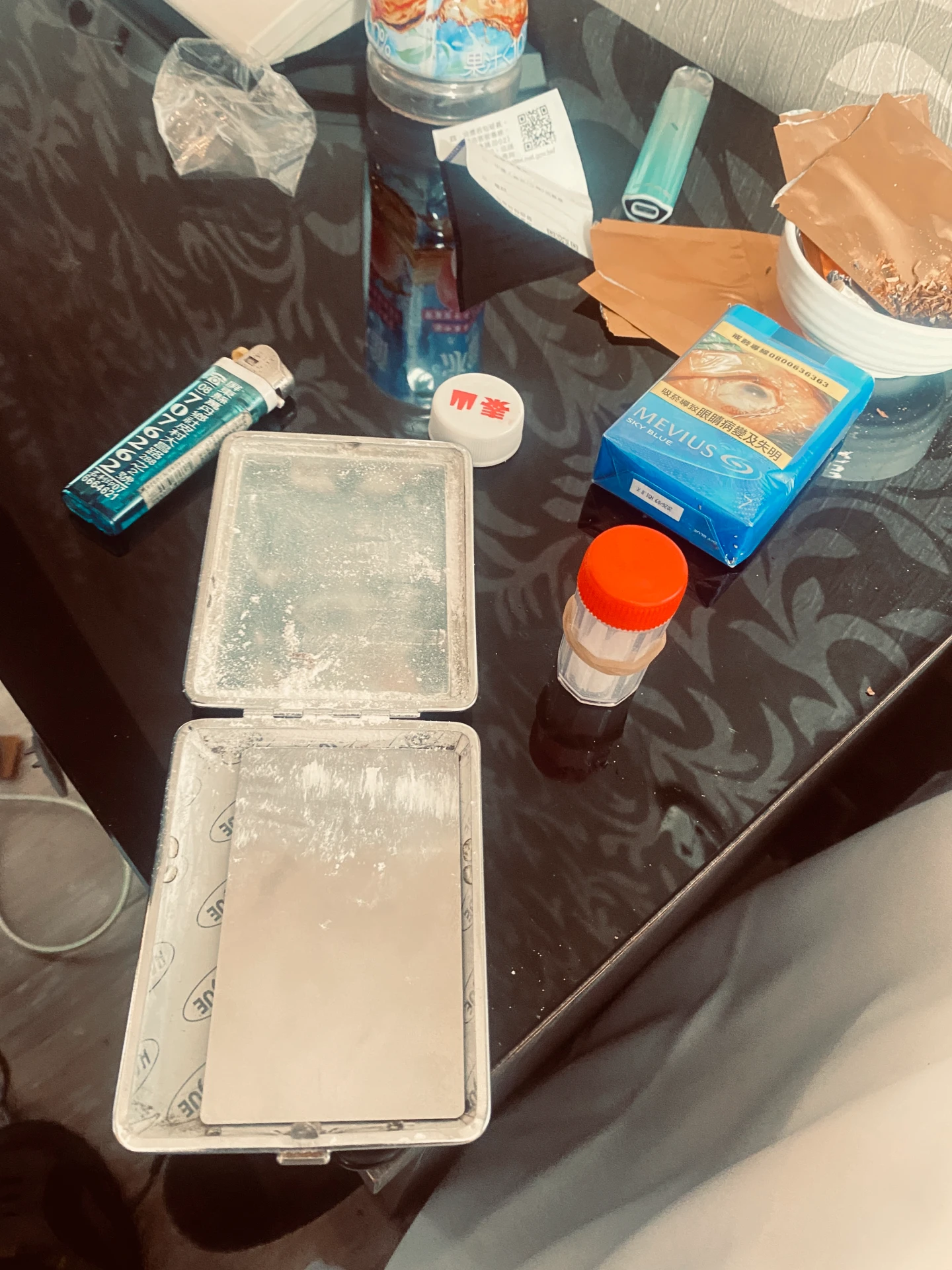 警方搜扣毒品等證物。翻攝畫面