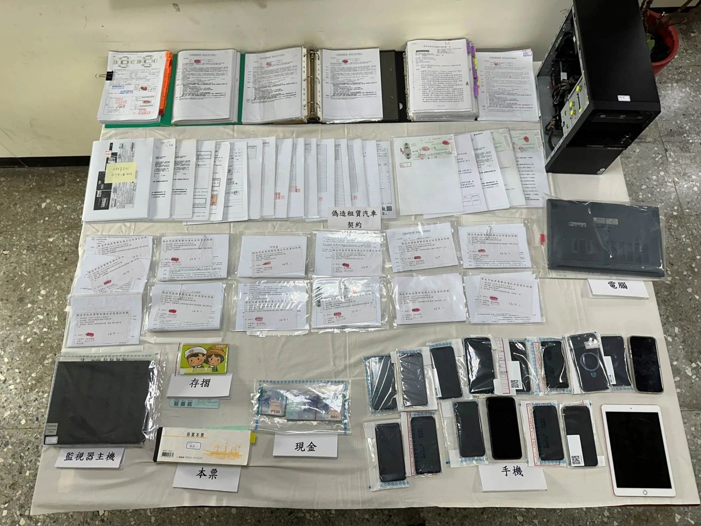 警方搜扣證物。翻攝畫面