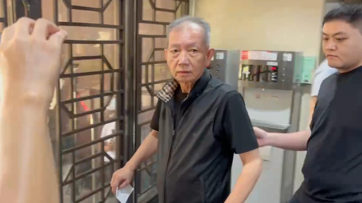 「博弈教父」陳盈助的親信邱清章(中)今到北院出庭。民眾提供
