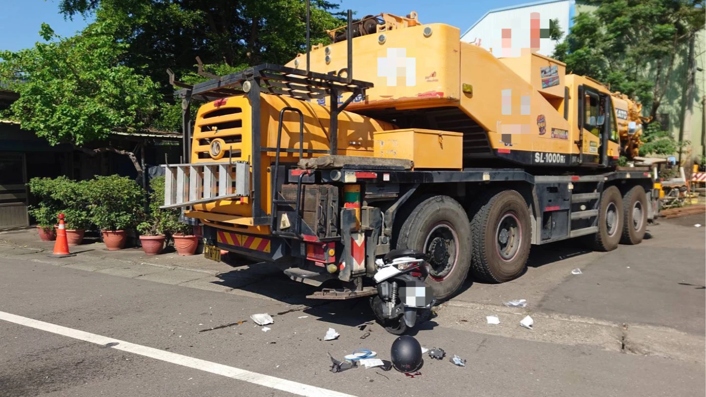 肇事的吊車在高雄市大寮區跨越雙黃線違規左轉九和路,與吳姓騎士的機車發生碰撞,吳男傷重不治。民眾提供
