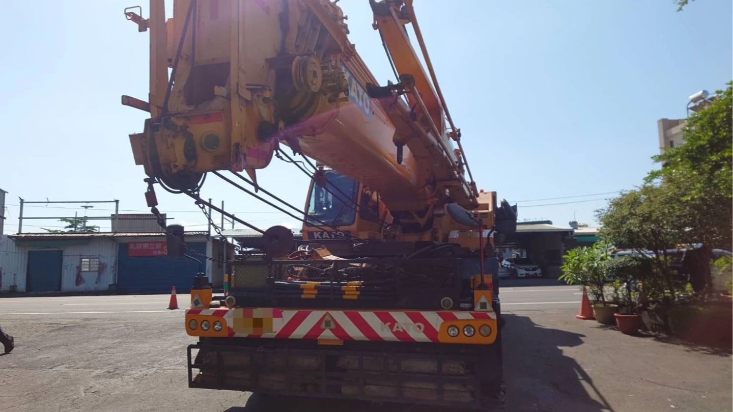 黃姓男子駕駛吊車跨越雙黃線違規左轉,與機車發生碰撞,釀成1死車禍。民眾提供