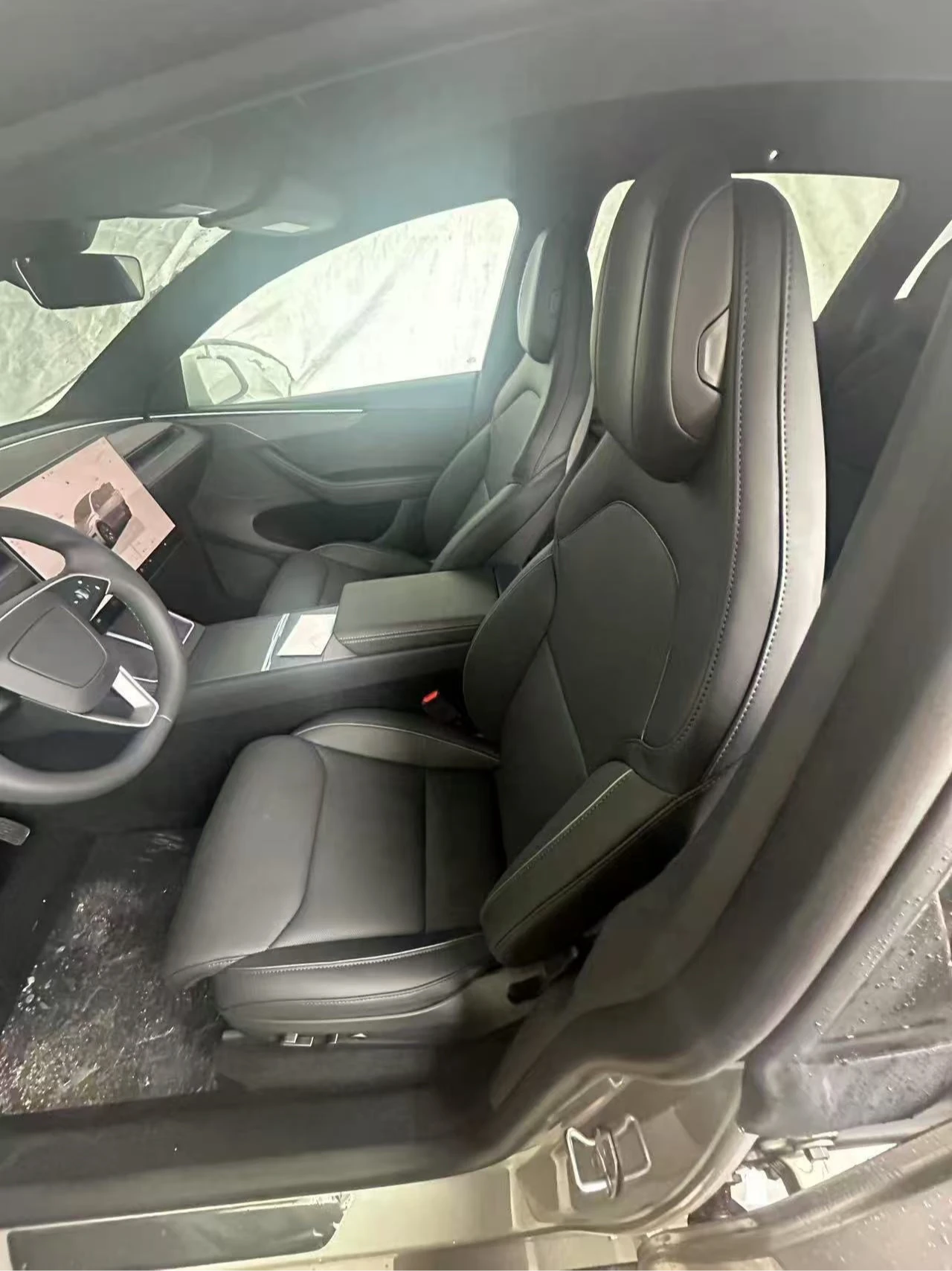 中國網友曝光Model Y L實際內裝。取自麥子俊i微博