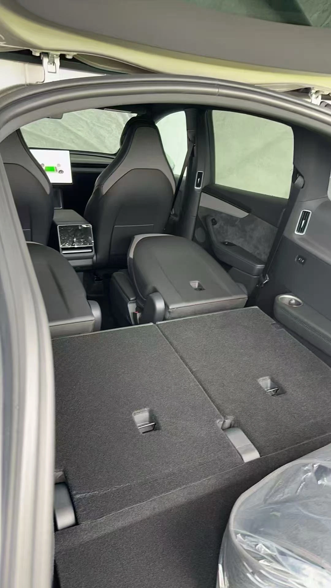 中國網友曝光Model Y L實際內裝。取自麥子俊i微博