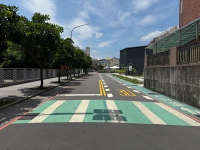北大國小國成街增設視覺化減速標線。新北市政府提供
