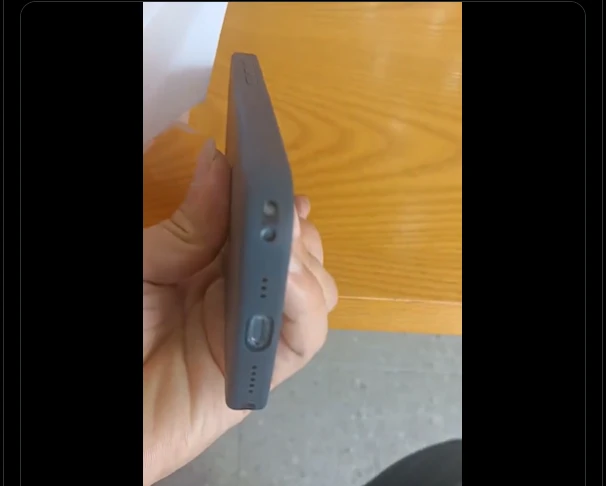 iPhone 17 液態矽膠手機殼底部有小孔,可連接掛繩。取自Majin Bu X帳號影片
