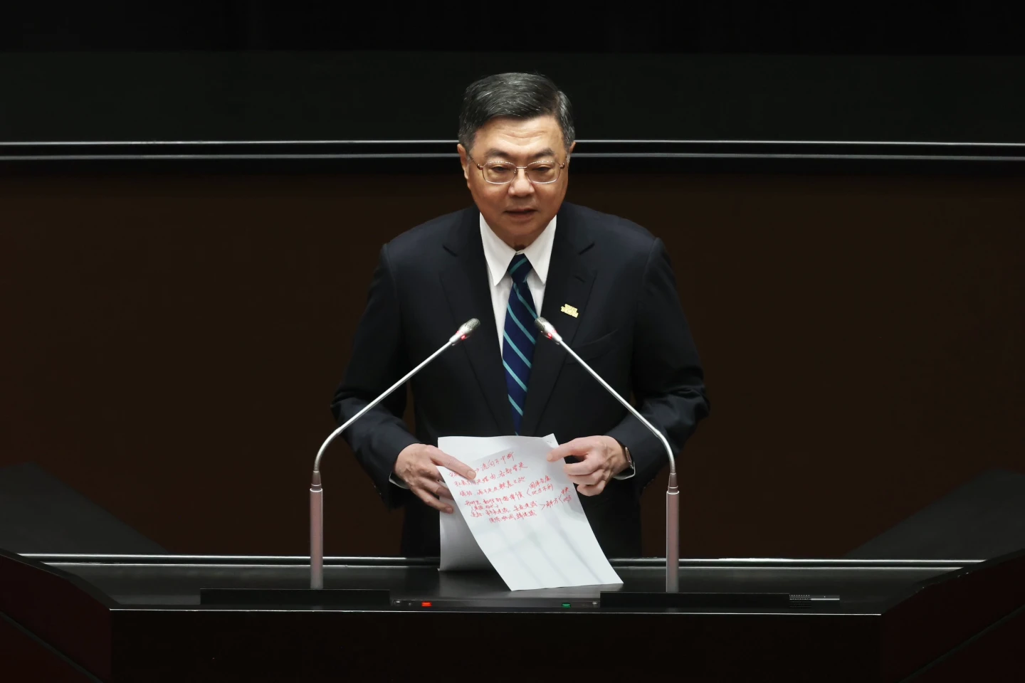 卓榮泰今專報地方一般補助款事宜。林林攝