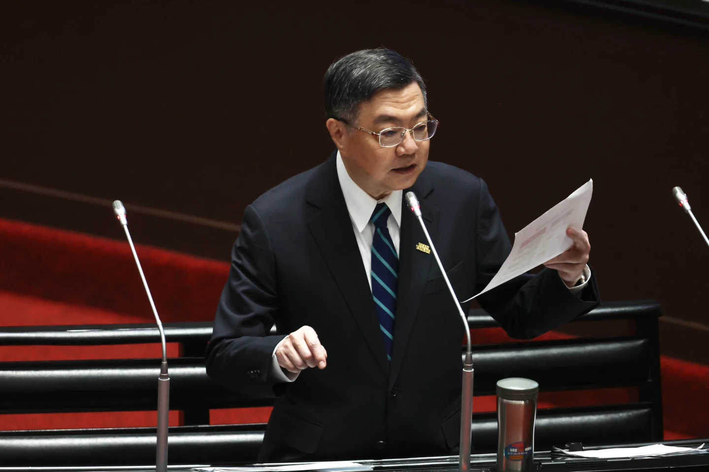 行政院長卓榮泰面對白委陳昭姿詢問關稅差距,卓用詞刻意避掉差距。林林攝