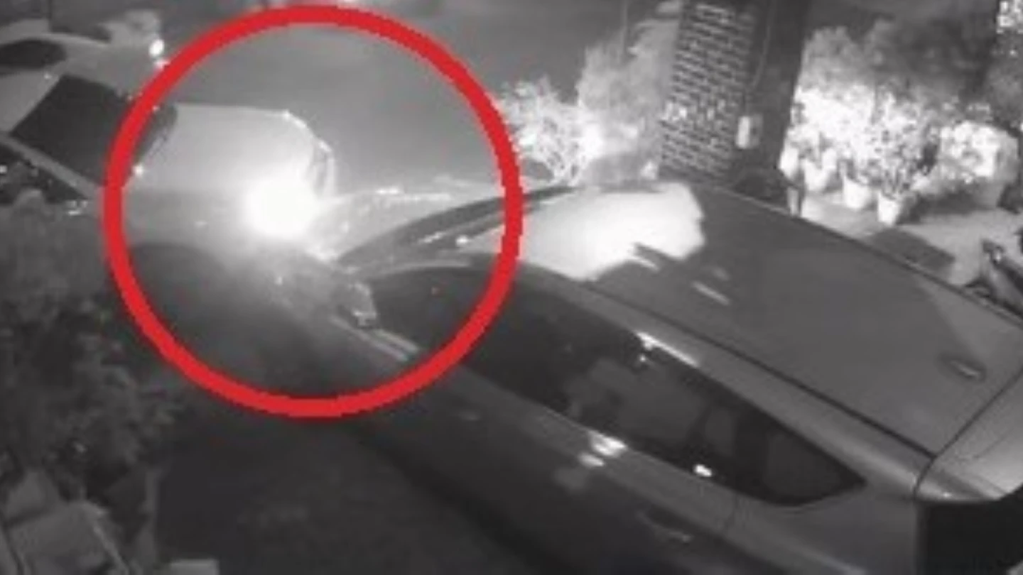 台中市蔡姓男子在巷口迴轉時,連續二次撞上停放騎樓自小客車後離去,警方調閱監視器以車追人,依法對肇事者開罰。民眾提供
