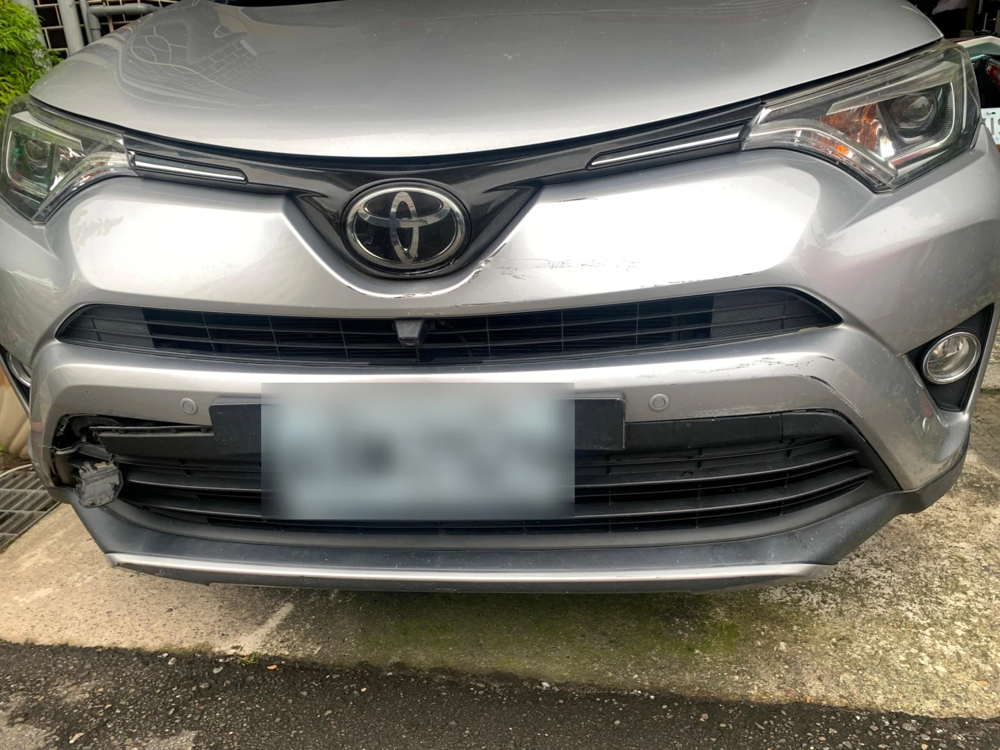 林姓男子車頭出現擦撞痕跡。民眾提供