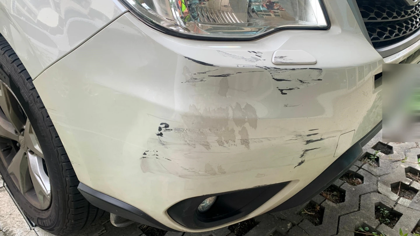 蔡男駕車撞上林男座車,車頭留下明顯擦痕。民眾提供