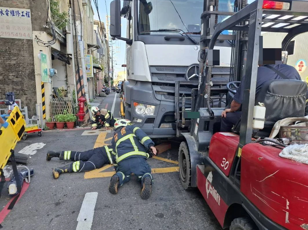 桃園市大園區濱海路三段,今天上午發生一起死亡車禍,警消到場救出困車底的老婦已身亡。翻攝畫面