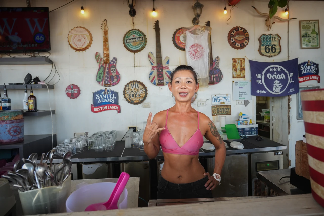 在南灘的店家業者Nikki表示,在安全及環境沒影響下,自己贊成核三廠重啟。葉志明攝
