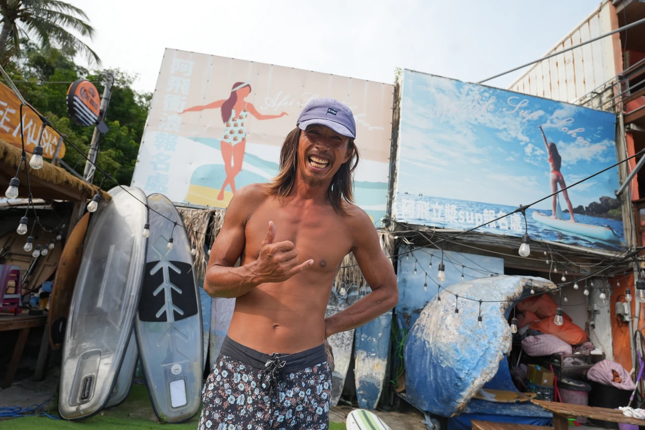 在恆春擔任衝浪教練的陳先生反對重啟核三,認為破壞當地生態環境。葉志明攝