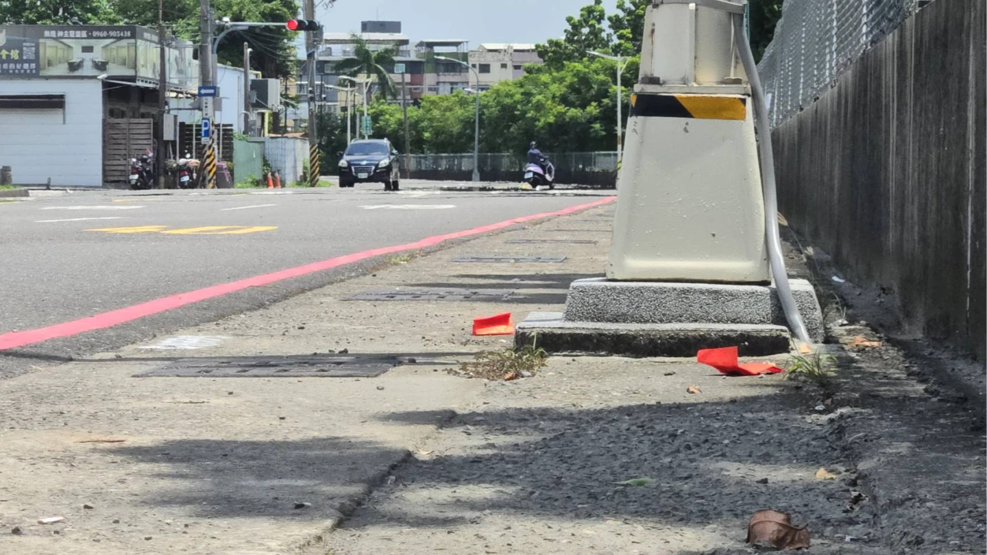 高雄市立殯儀館附近的道路,常被民眾丟棄紅包。王勇超攝