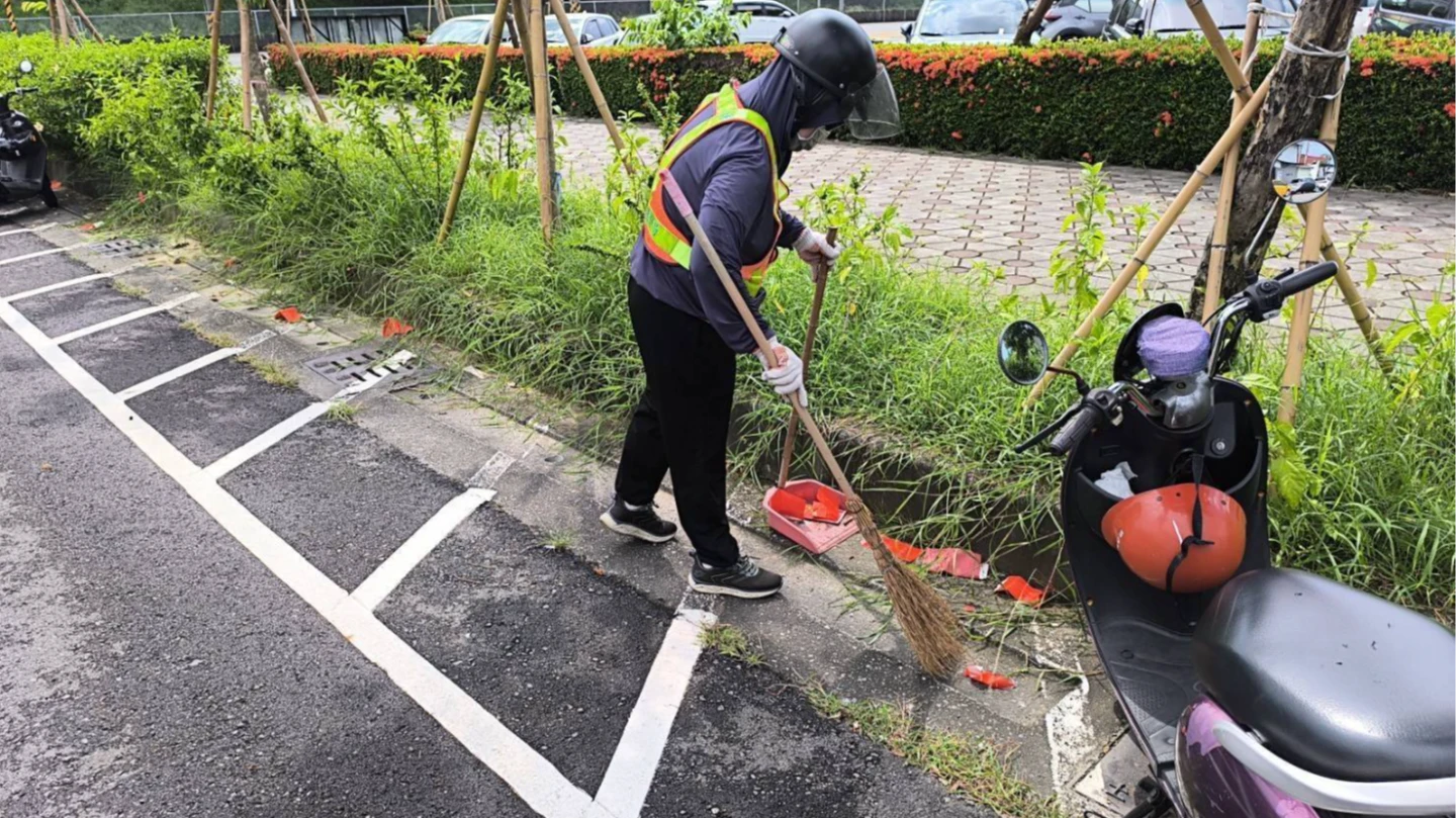 高雄市立殯儀館及周圍道路,常被棄置紅包袋,環保局已派人加強清除。民眾提供