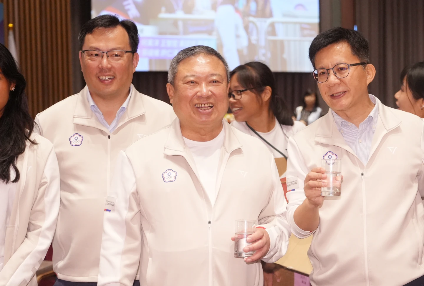 體育署長鄭世忠(左)及教育部政務次長張廖萬堅(右)21日出席2025年成都世界運動會返國餐會。陳卓邦攝