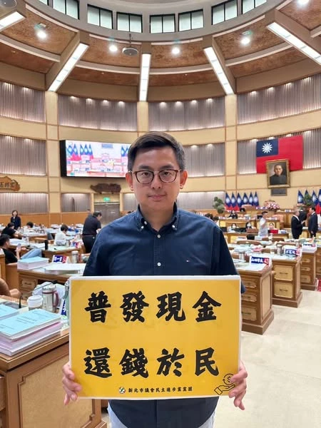 卓冠廷要求市府團隊正視民意普發現金。取自臉書@卓冠廷