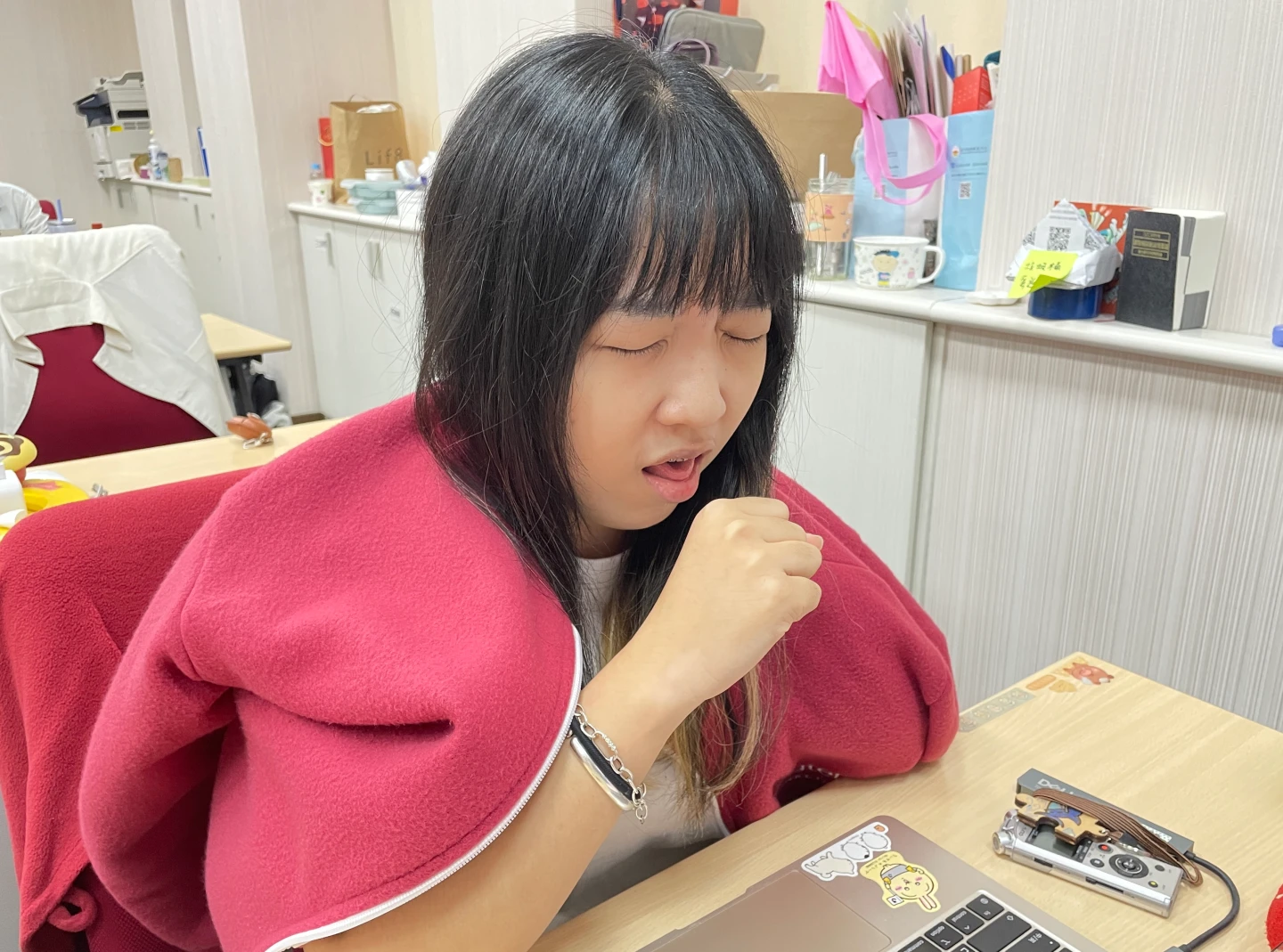 患者常常感到喉嚨乾燥,無論喝多少水也無法止渴。圖非當事人,賴昀岫攝